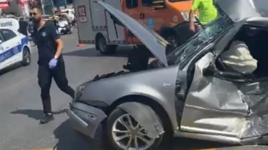 Efeler'de iki otomobil çarpıştı: 3 yaralı