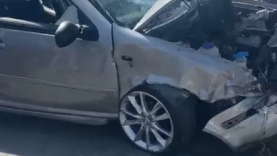 Efeler'de iki otomobil çarpıştı: 3 yaralı