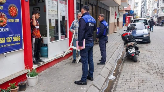 Efeler'de kaldırımlar işgalden arındırılıyor