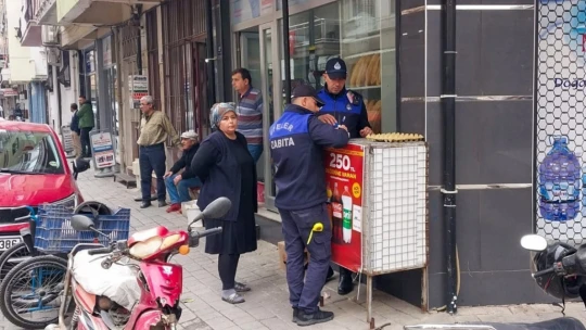 Efeler'de kaldırımlar işgalden arındırılıyor