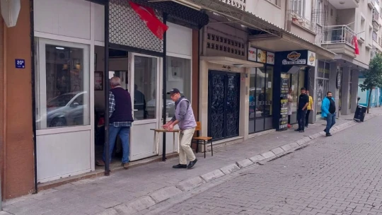 Efeler'de kaldırımlar işgalden arındırılıyor