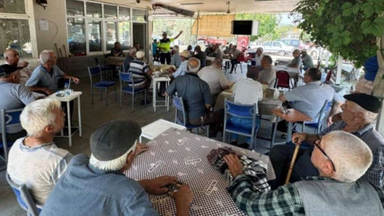 Efeler'de motosiklet sürücülerine kask ve güvenli sürüş eğitimi