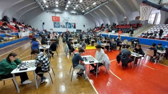 Efeler'de öğrenciler kazanmak için 50 bin hamle gerçekleştirdi