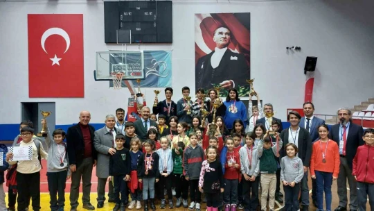 Efeler'de öğrenciler kazanmak için 50 bin hamle gerçekleştirdi