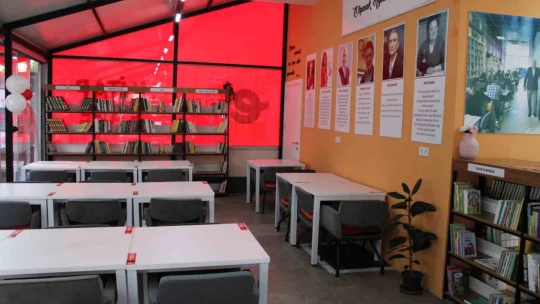 Efeler'de onbeşinci Kitap Kafe açıldı