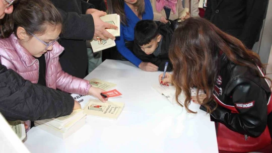 Efeler'de onbeşinci Kitap Kafe açıldı
