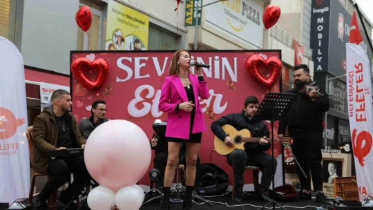 Efeler'de şarkılar, sevgililer için söylendi
