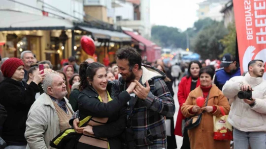 Efeler'de şarkılar, sevgililer için söylendi
