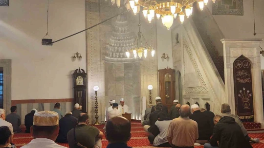 Efeler'de vatandaşlar sabah namazında bir araya geldi