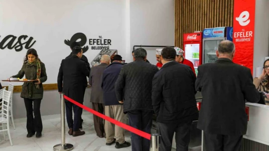 Efeler'deki Kent Lokantası'na vatandaşlardan yoğun ilgi