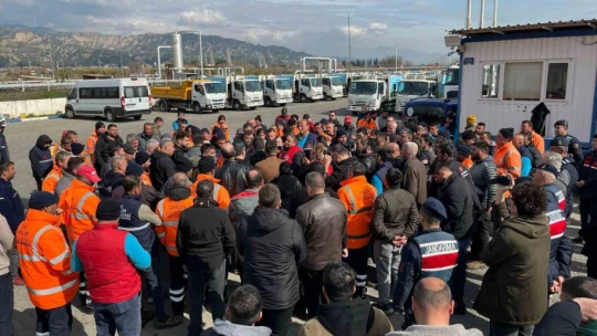 Efeler'deki maaş krizi ile ilgili Başkan Yetişkin işçilerle görüştü