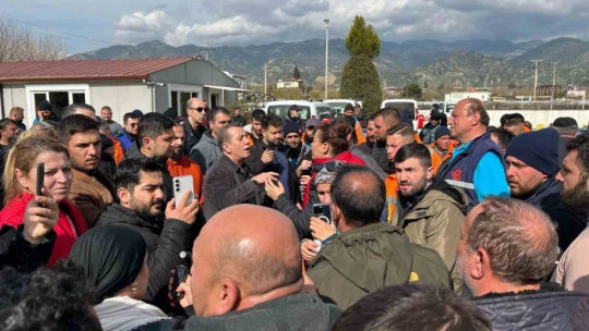 Efeler'deki maaş krizi ile ilgili Başkan Yetişkin işçilerle görüştü