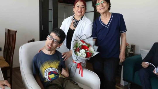Efeler'den engelli annesini duygulandıran ziyaret