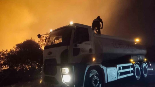 Efeler'in ekipleri yangınları söndürmek için çalışıyor