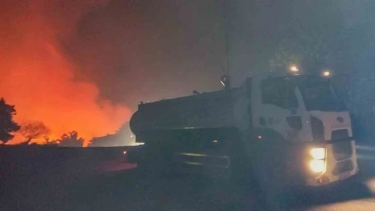 Efeler'in ekipleri yangınları söndürmek için çalışıyor
