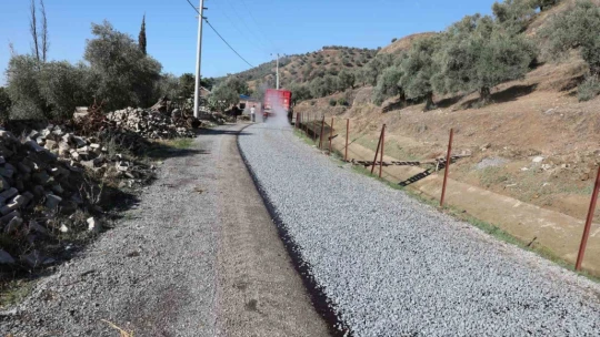 Efeler'in ekipleri yolları yeniliyor