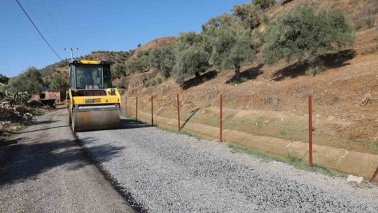 Efeler'in ekipleri yolları yeniliyor