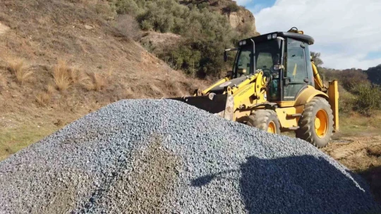 Efeler'in ekipleri yolları yeniliyor