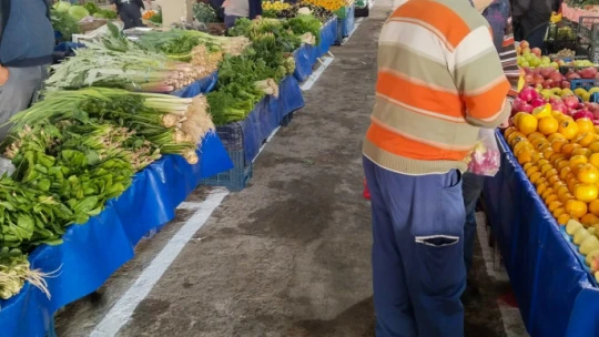 Efeler'in ekiplerinden pazar alanlarında düzenleme