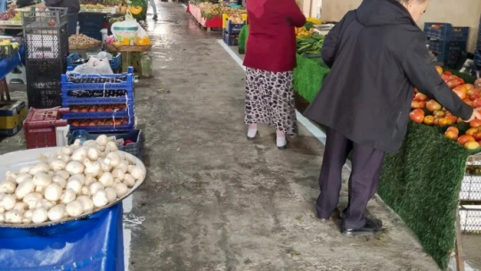 Efeler'in ekiplerinden pazar alanlarında düzenleme