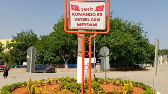 Efeler'in kırsal mahalleleri de modern meydanlara kavuşuyor