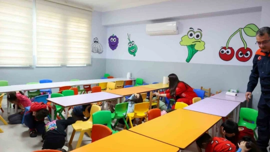 Efeler'in miniklerine deprem ve yangın tatbikatı verildi