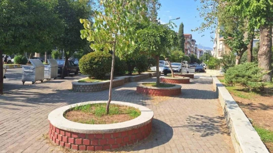 Efeler'in parkları yenileniyor