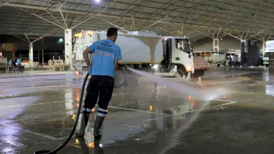 Efeler'in semt pazar alanları temizleniyor