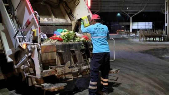 Efeler'in semt pazar alanları temizleniyor