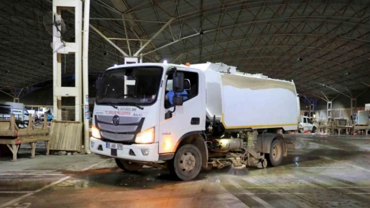 Efeler'in semt pazar alanları temizleniyor