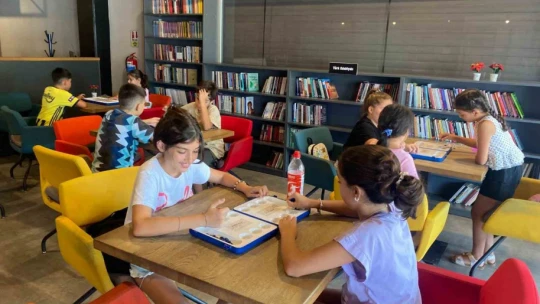 Efeler'in yaz kurslarında çocuklar akıl ve zeka oyunlarıyla tanışıyor
