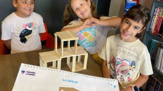 Efeler'in yaz kurslarında çocuklar akıl ve zeka oyunlarıyla tanışıyor