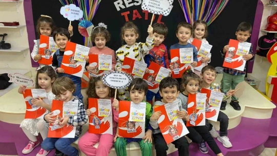 Efelerin minikleri karnelerini aldı