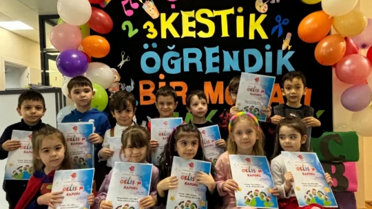Efelerin minikleri karnelerini aldı