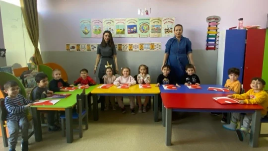 Efelerin minikleri karnelerini aldı