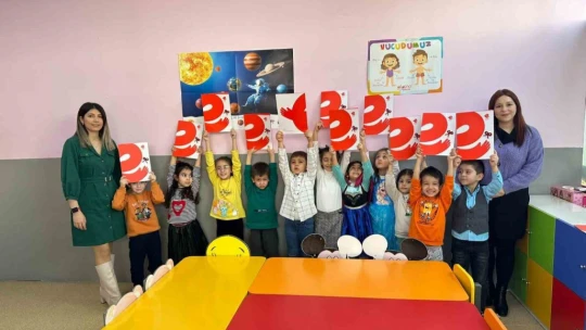 Efelerin minikleri karnelerini aldı
