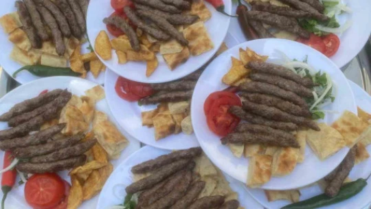 Ege'de düğün sezonu başladı, köfte yoğurmak meslek oldu