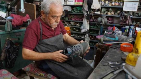Eğitim sezonu başladı, ayakkabı ve çanta tamiri yoğunlaştı