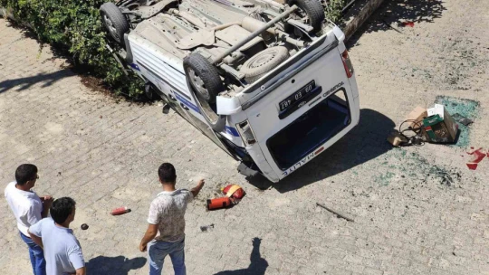 El freni tam çekilmeyen resmi araç sitenin bahçesine uçtu