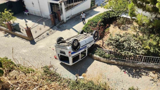 El freni tam çekilmeyen resmi araç sitenin bahçesine uçtu