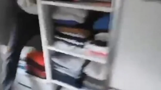 Elbise dolabından hırsız çıktı