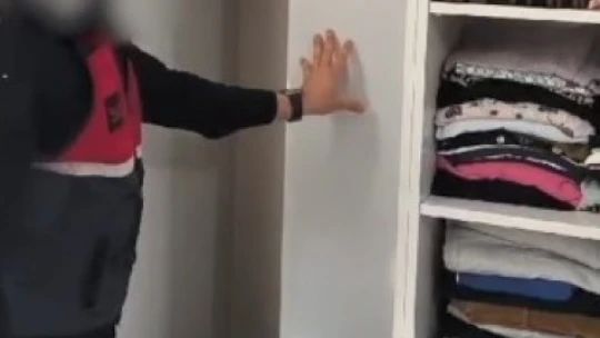 Elbise dolabından hırsız çıktı