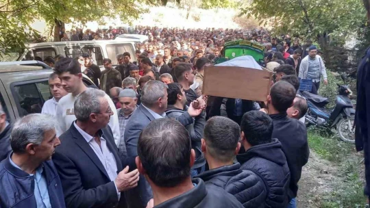 Elim kazada hayatını kaybeden anneanne ve torunu son yolculuğuna uğurlandı
