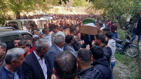 Elim kazada hayatını kaybeden anneanne ve torunu son yolculuğuna uğurlandı