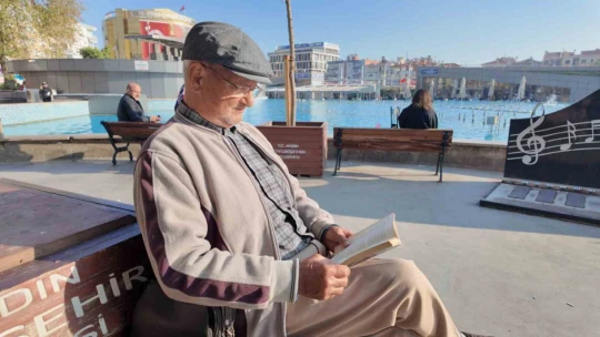 Elinden kitabı düşürmüyor