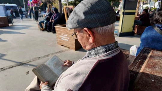 Elinden kitabı düşürmüyor