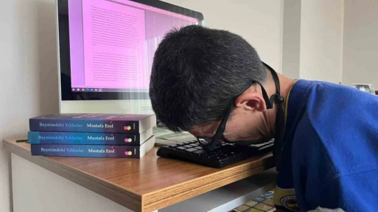 Ellerini kullanamayan Erol, burnuyla 328 sayfalık kitap yazdı