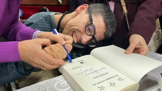Ellerini kullanamayan Erol, burnuyla 328 sayfalık kitap yazdı