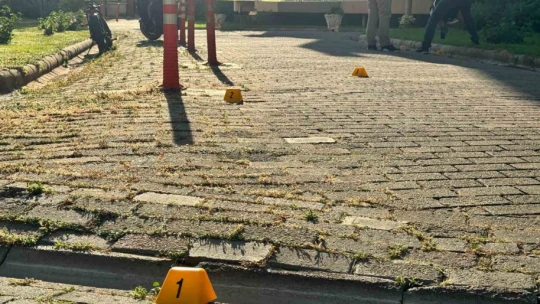 Emekli polis apartman görevlisini silahla yaraladı