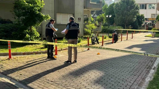 Emekli polis apartman görevlisini silahla yaraladı